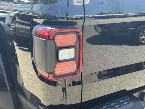 Used 2024 Jeep Gladiator Mojave AWD/4WD image 11