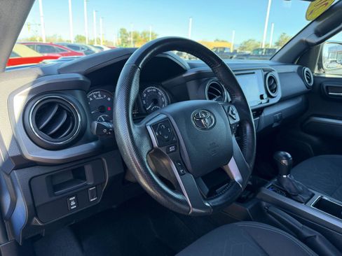 Used 2016 Toyota Tacoma TRD Sport image 31