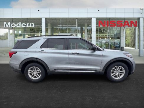 Used 2025 Ford Explorer Active w/ Active Comfort Package image 6