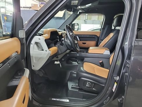 Used 2024 Land Rover Defender 130 X-Dynamic SE image 3