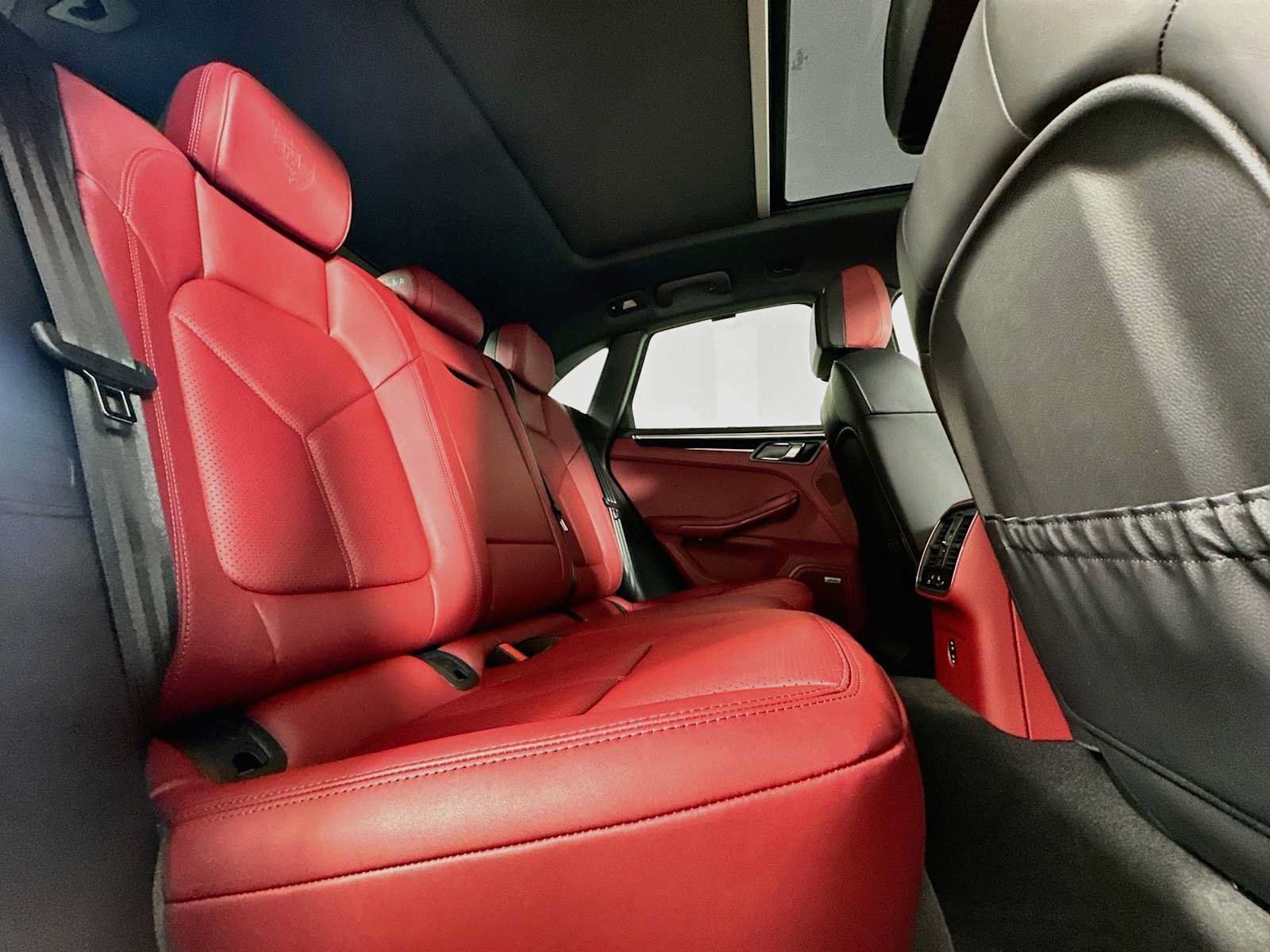 Certified 2025 Porsche Macan AWD/4WD image 28
