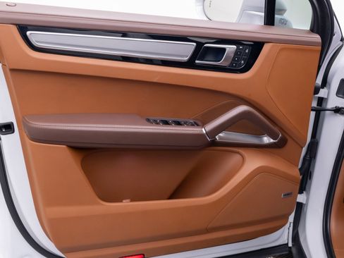 Certified 2023 Porsche Cayenne Turbo AWD/4WD image 14