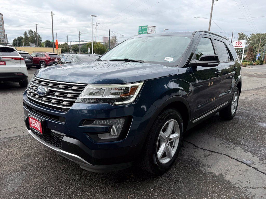 Used 2017 Ford Explorer XLT w/ Equipment Group 202A AWD/4WD image 4