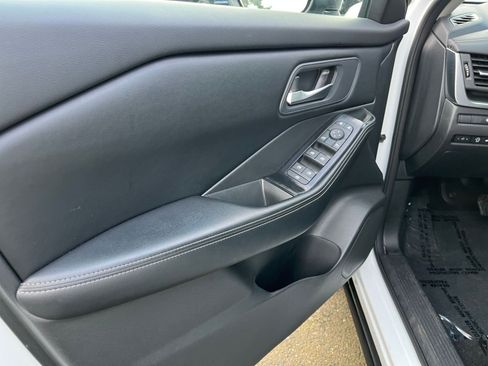 Used 2025 Nissan Rogue SV image 18