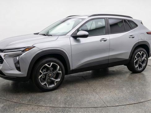 Used 2025 Chevrolet Trax LT w/ LT Convenience Package FWD image 3