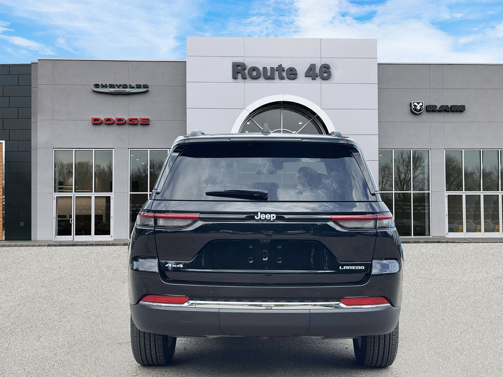 Used 2024 Jeep Grand Cherokee Laredo X w/ Luxury Tech Group I AWD/4WD image 9