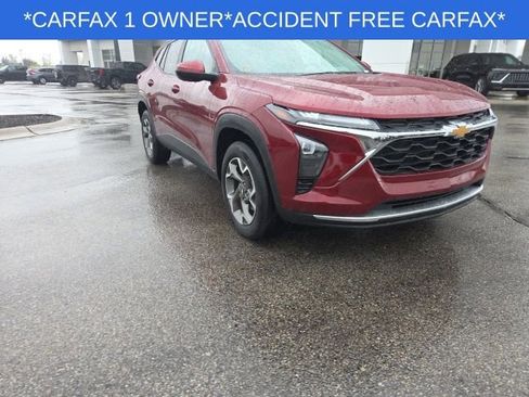 Used 2025 Chevrolet Trax LT w/ LT Convenience Package FWD image 3