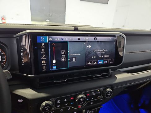 Used 2024 Jeep Gladiator Sport AWD/4WD image 19