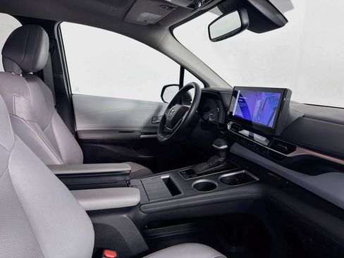Used 2025 Toyota Sienna XLE FWD image 35