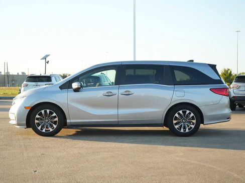 Used 2024 Honda Odyssey EX-L image 3