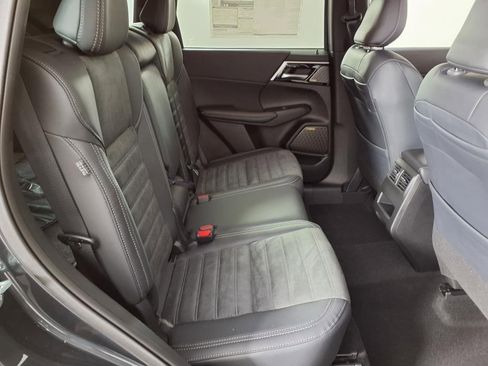 New 2025 Mitsubishi Outlander SE image 11