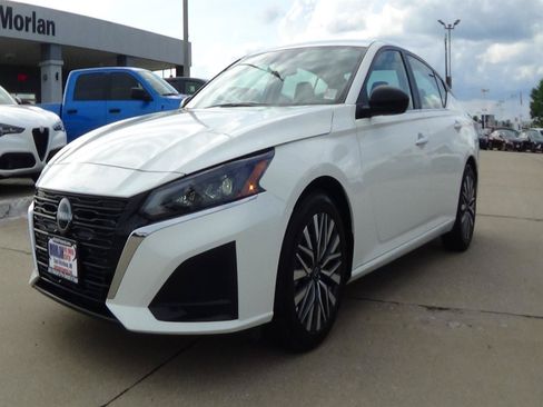 Used 2025 Nissan Altima 2.5 SV FWD image 2