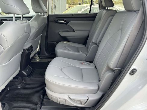 Used 2023 Toyota Highlander XLE FWD image 18