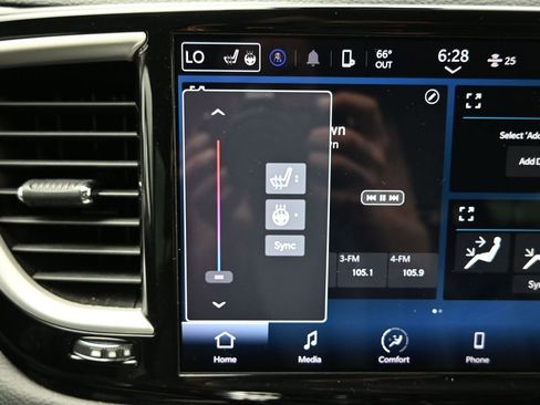 Used 2023 Chrysler Pacifica Touring-L FWD image 20