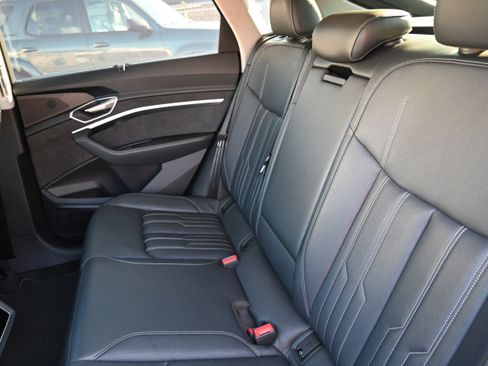 Used 2021 Audi e-tron Prestige w/ Prestige Package image 26