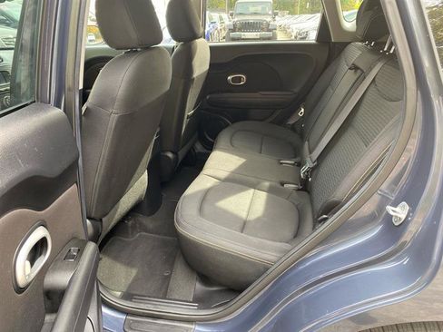 Used 2016 Kia Soul + image 10