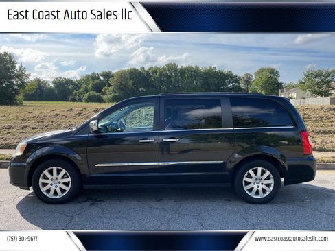Used 2012 Chrysler Town & Country Touring-L w/ Entertainment Group #2 image 1