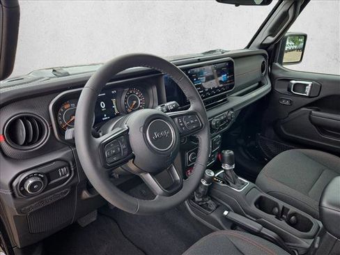 Used 2025 Jeep Wrangler Unlimited Rubicon AWD/4WD image 9