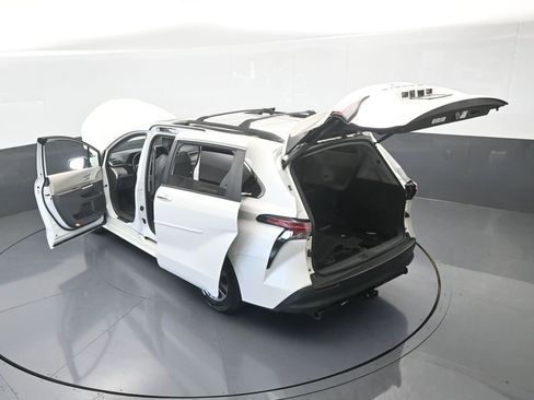 Used 2021 Toyota Sienna XLE image 70