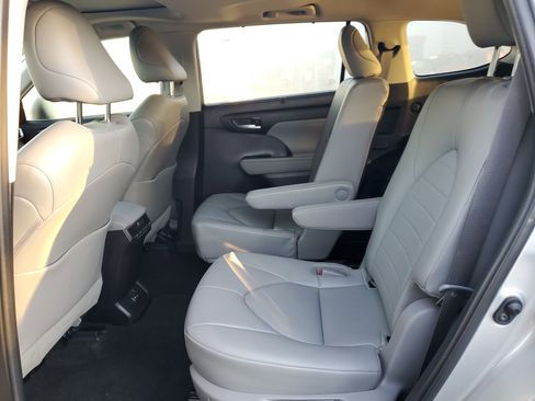 Used 2023 Toyota Highlander XLE image 8