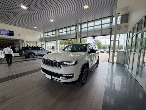 Used 2024 Jeep Wagoneer Series II w/ Flexible Seating Group image 3