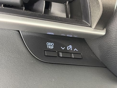 Used 2021 Toyota Highlander XLE AWD/4WD image 35