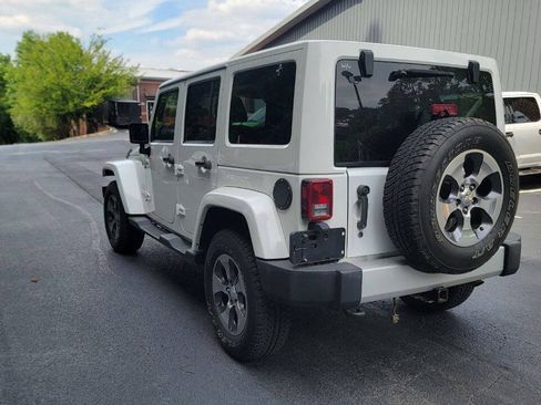 Used 2013 Jeep Wrangler Unlimited Sahara w/ Connectivity Group AWD/4WD image 9