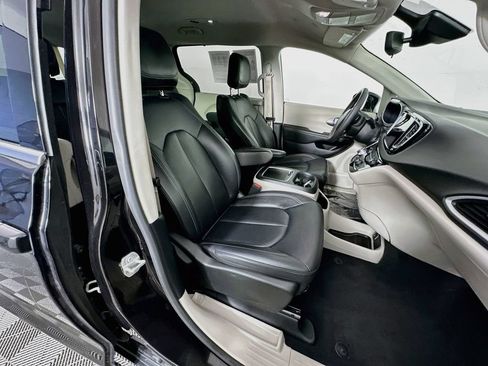 Certified 2024 Chrysler Pacifica Touring-L FWD image 39