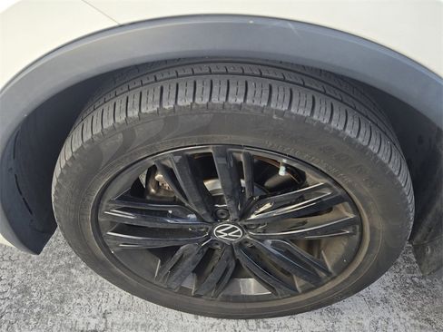Certified 2022 Volkswagen Tiguan SE R-Line image 5