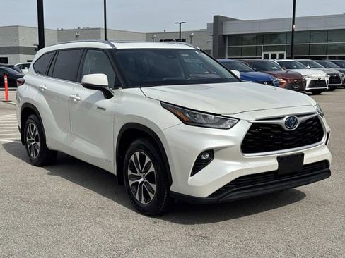 Used 2020 Toyota Highlander XLE AWD/4WD image 3
