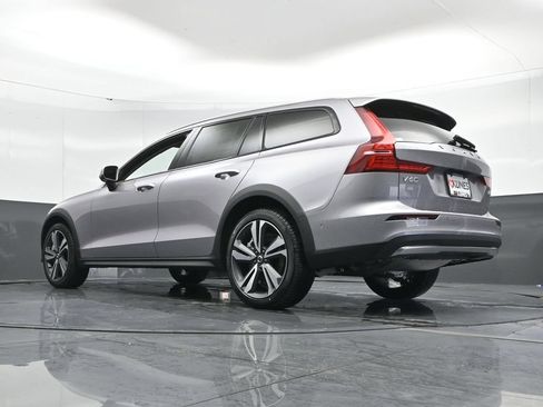 New 2026 Volvo V60 B5 Cross Country Plus w/ Climate Package AWD/4WD image 45