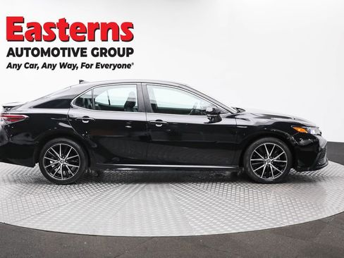 Used 2023 Toyota Camry SE image 4