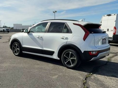 Used 2023 Kia Niro EX FWD image 6