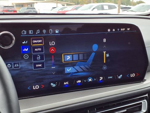 Used 2025 Chevrolet Traverse LT image 6