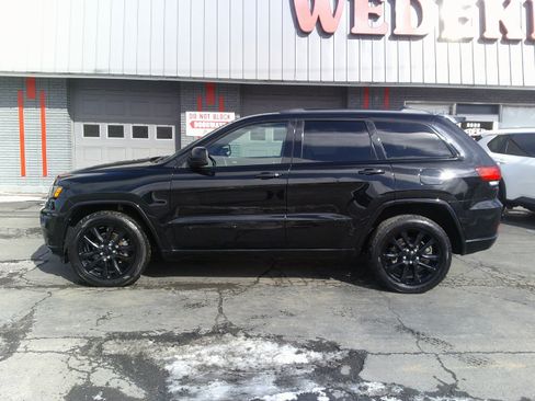 Used 2017 Jeep Grand Cherokee Altitude image 2