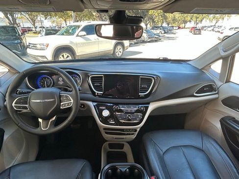 Used 2022 Chrysler Pacifica Touring-L image 11
