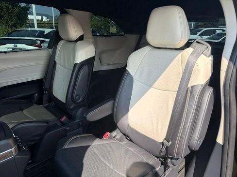Used 2025 Toyota Sienna Platinum AWD/4WD image 20