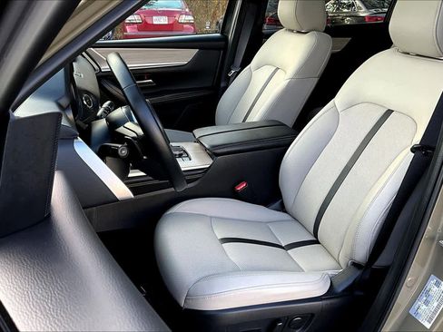 Used 2025 MAZDA CX-70 Plug-In Hybrid w/ Premium Pkg image 7