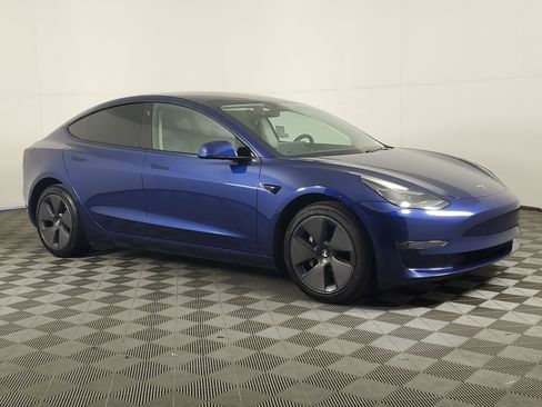 Used 2023 Tesla Model 3 Standard Range image 2