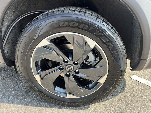 Certified 2025 Nissan Rogue SV FWD image 10