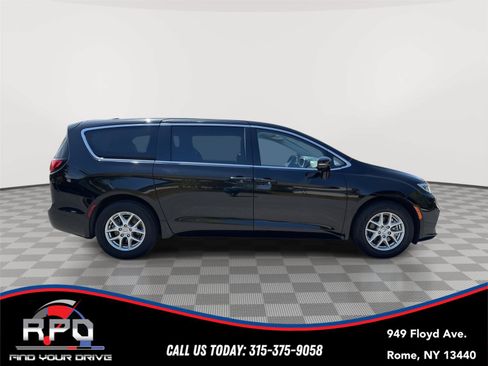 Used 2024 Chrysler Pacifica Touring-L FWD image 6