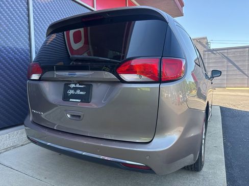 Used 2017 Chrysler Pacifica Touring-L FWD image 7