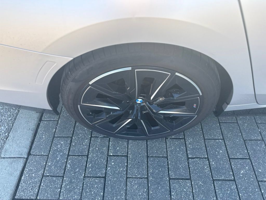 Used 2023 BMW 760i xDrive w/ Executive Package AWD/4WD image 11