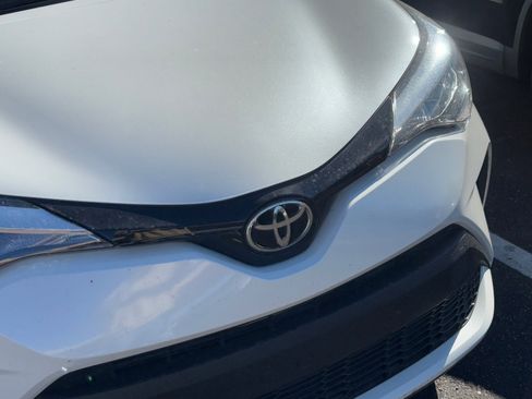 Used 2020 Toyota C-HR XLE image 6