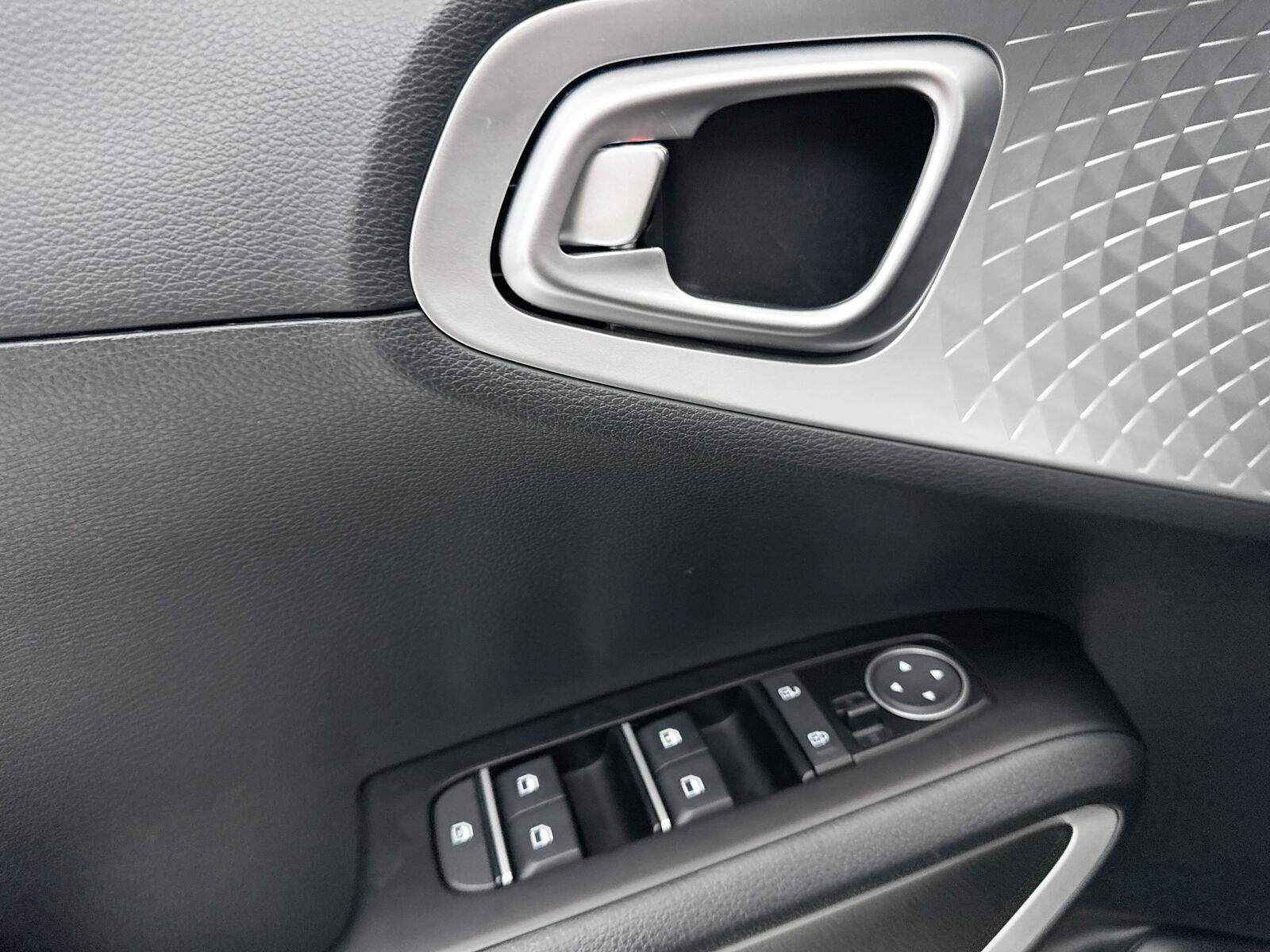 Used 2025 Kia Soul LX FWD image 19