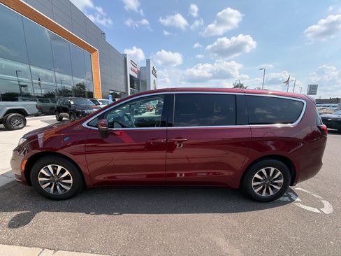 Used 2023 Chrysler Pacifica Touring-L FWD image 7