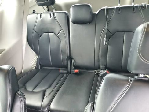 Used 2023 Chrysler Pacifica Touring-L FWD image 10