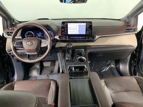 Used 2021 Toyota Sienna Platinum image 10