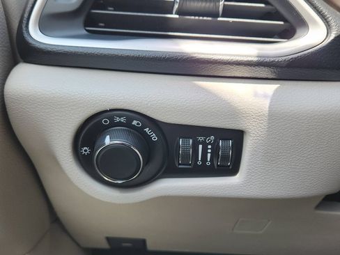 Used 2017 Chrysler Pacifica Touring w/ Tire & Wheel Group FWD image 21