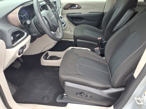 Used 2023 Chrysler Voyager LX FWD image 12